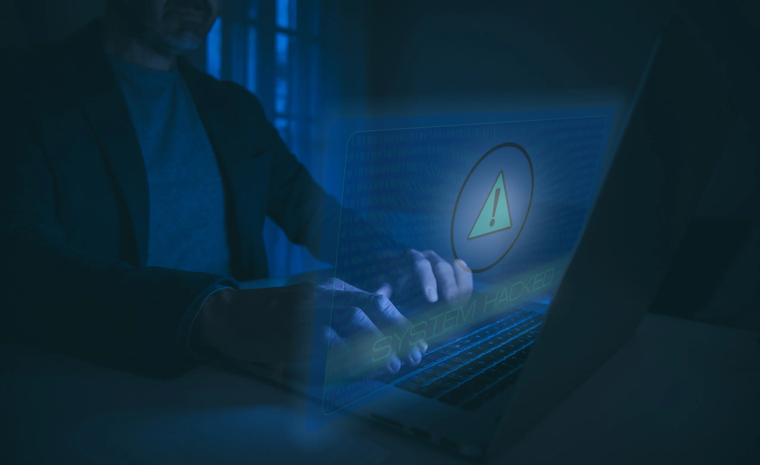 Persona trabajando en laptop, representando el factor humano en la ciberseguridad corporativa